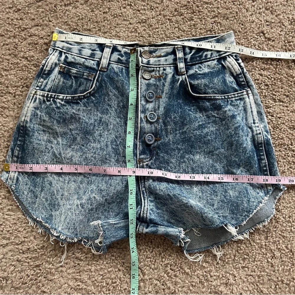 Fever Vintage Medium Wash Blue Raw Hem Button Fly Denim Jean Shorts Size 11